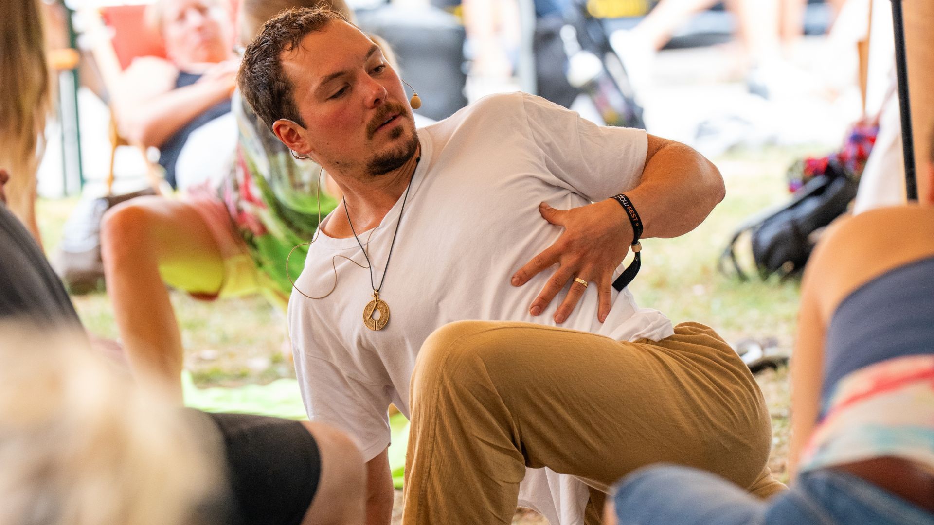 Tim Böttner leitet eine Bewegungssession und zeigt eine Rotation des Brustkorbs
