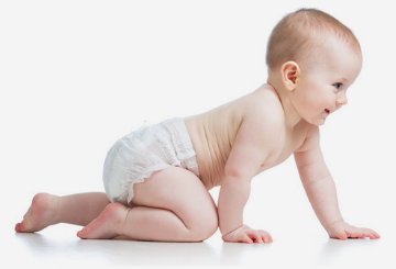 Baby beim Krabbeln auf Händen und Knien