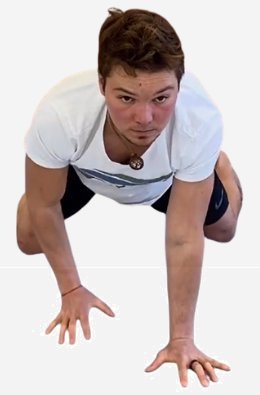 Tim Böttner im Spiderman Crawl mit weit geöffneten Beinen, Blick nach vorn