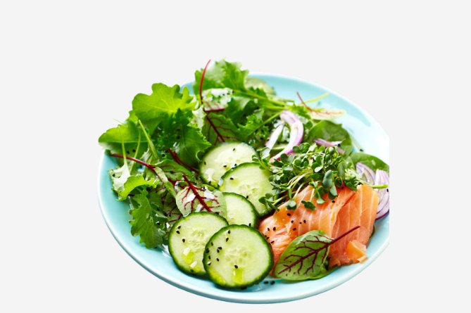Salat mit Lachs, Gurke und Kräutern in einer hellblauen Schale