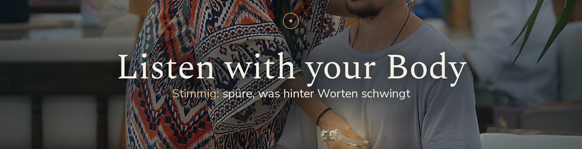 Banner Listen with your Body · Stimmig: spüre, was hinter Worten schwingt · Monatsthema November 2026 der Unlock Your Body Membership